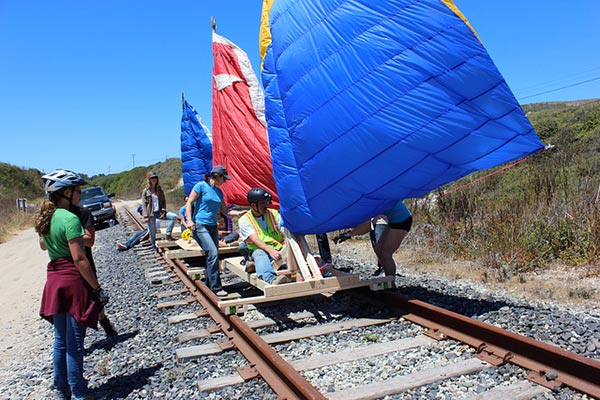 Train à voile construit par des enfants.