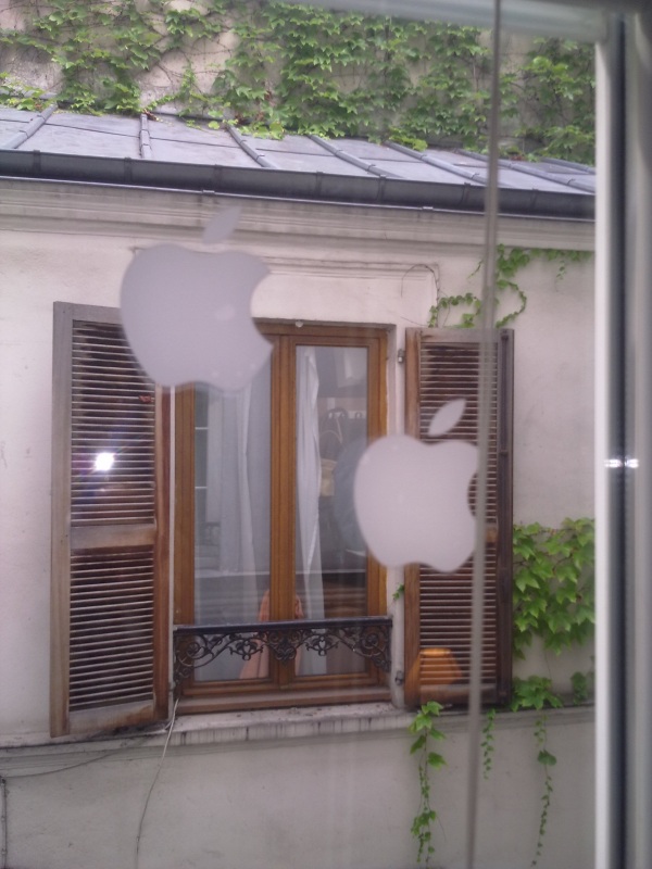 Autocollants Apple collés sur une fenêtre d'appartement.